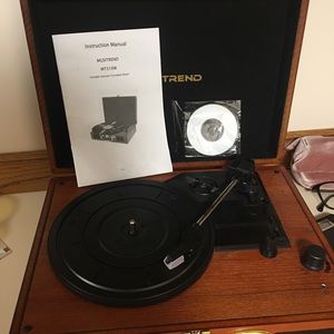 Portable suitcase turntable player
